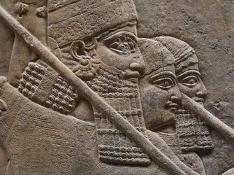 Rey Asurnasirpal II durante una cacería real de leones, siglo VII a.C.
