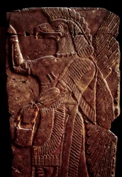 Antigüedades orientales: detalle de un relieve de alabastro que representa un genio protector con cuerpo de hombre y cabeza de águila, del Palacio de Sargón II o Sharroukin, rey de Asiria en Dur-Sharrukin (actual Khorsabad, Irak)
