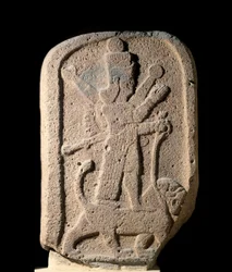Estela que representa a la diosa Ishtar de Arbeles sosteniendo un león. Relieve de basalto del período neoasirio (1000-612 a.C.) siglo VIII a.C. París, Museo del Louvre