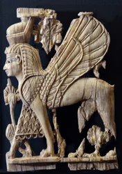 Grifo alado con cara humana, decoración de muebles de marfil de estilo fenicio, Nimrud, 800-700 a.C. (marfil)