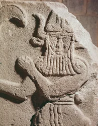 Relieve que representa un ídolo hitita, siglo XI-IX a.C.