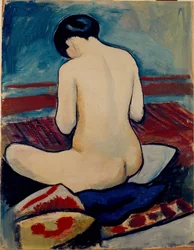 Sentado desnudo con almohada