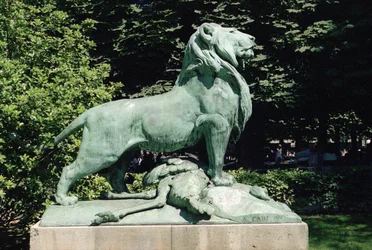 León nubio y su presa, 1870 (bronce)