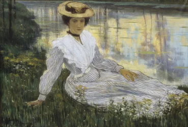 Mujer joven al borde del agua