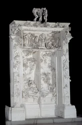 La puerta del infierno. Un altorrelieve de yeso corona el grupo de las sombras