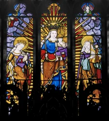 Ventana central del ábside, Virgen y Niño con Santos