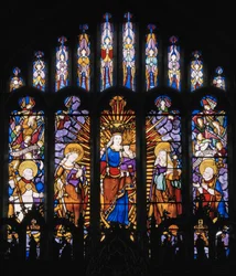 Ventana central del ábside, Virgen y Niño con Santos