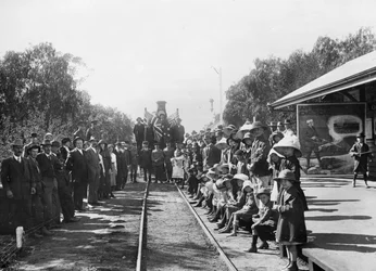 Un tren de reclutamiento en gira en la estación de tren con algunos ciudadanos del pueblo (Donante Comité de Reclutamiento de Queensland), Wallumbilla, Queensland, c.1916