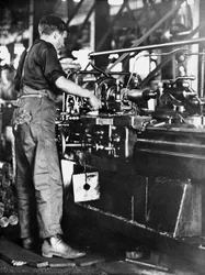 Un artesano haciendo casquillos de proyectiles en un molino de Walsh Island, Newcastle, Nueva Gales del Sur, c.1916