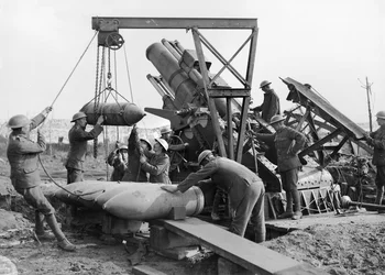 Tripulación del Cañón 2, Artillería Real de Marina cargando Granny, un obús de 15 pulgadas (cañón de artillería pesada), cerca de la carretera de Menin, en el sector de Ypres, 5 de octubre de 1917