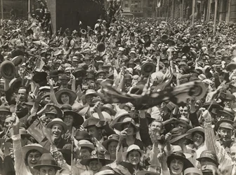 Multitud en Martin Place, Sídney, celebrando la noticia de la firma del armisticio, 11 de noviembre de 1918