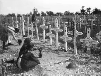 Niños franceses cuidando tumbas en el Cementerio de Adelaida de australianos muertos en batalla en el Frente Occidental, Villers-Bretonneux, Francia, 26 de agosto de 1919