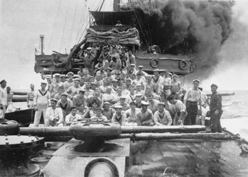 Retrato de grupo de algunos miembros no identificados de la tripulación del HMAS Sydney, mostrados en la cubierta mientras su barco persigue al carbonero Buresk cerca de la Isla Cocos, 9 de noviembre de 1914