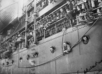 Miembros del Cuerpo Aéreo Australiano alineados en la cubierta del Transporte de Tropas Kaiser-I-Hind que los traía de regreso a Australia, Adelaida, Australia del Sur, 14 de junio de 1919