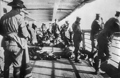 Hombres del 3er Batallón relajándose en la cubierta del transporte SS Derfflinger justo antes del toque de diana en la mañana antes del desembarco en Anzac Cove, 24 de abril de 1915