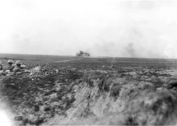Observadores (a la izquierda) viendo la artillería australiana bombardeando a los alemanes en la Línea Hindenburg el 27 de mayo de 1917