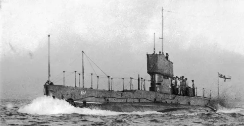 Vista de proa del submarino HMA AE2, c.1915