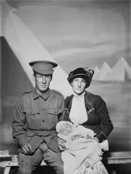 Retrato de estudio del Soldado 1159 (Pte) George Beamish Swanton, 24º Batallón Australiano, de Werribee, Victoria, con su esposa Nellie y su bebé Joan Helen, c. mayo de 1915