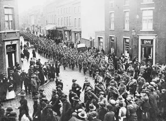 El último contingente de la Artillería de la 1ª División, AIF, dejando la ciudad para embarcarse en Charleroi para comenzar su viaje a casa, Chatelineau, Bélgica, 26 de noviembre de 1919
