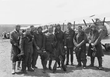 Los oficiales del Vuelo A, Escuadrón No. 4, Cuerpo Aéreo Australiano (AFC), con equipo de vuelo completo frente a una fila de aviones Sopwith Camel, 16 de junio de 1918