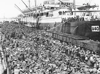 Tropas embarcando en Port Melbourne en A40 HMAT Ceramic, 1915