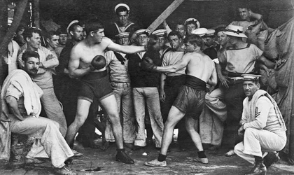Marineros no identificados observan un combate de boxeo en su medio a bordo del HMAS Melbourne, 1915