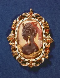 Camafeo con la cabeza de perfil de la diosa Diana, con un pendiente de perla, el marco dorado decorado con piedras semipreciosas y esmalte blanco y azul