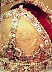 Corona de coronación de Rodolfo II, emperador de Austria, detalle de un panel de oro que representa al rey Rodolfo en batalla, hacia 1576
