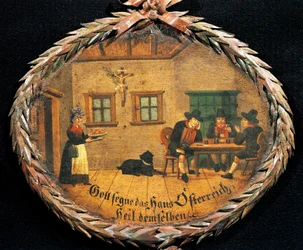Clientes sentados en la mesa de una posada y camarera, letrero ovalado para posada, Austria