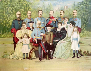 Miembros de la familia imperial austriaca reunidos alrededor del emperador Francisco José I (1830-1916), hacia 1900