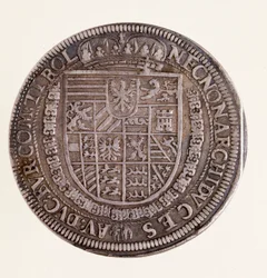 Moneda de plata (tálero) del Tirol: reinado del emperador Rodolfo II (Rodolphe II) (1552-1612). Diámetro 4 cm, Nápoles, Museo Arqueológico Nacional
