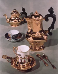 Tetera, azucarero, chocolatera y taza, de un servicio de desayuno de Meissen hecho por Domanek, Viena, 1750