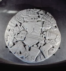 Escultura del desmembramiento de la diosa lunar Coyolxauhqui, encontrada al pie de la pirámide gemela en Tenochtitlán, Período Posclásico Tardío (1300-1521)