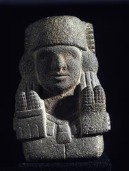 Arte azteca: representación de Chicomecoatl (llamada también Xilonen), diosa del maíz y la fertilidad. Museo Nacional de Antropología, México