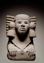 Civilización azteca: Estatua de piedra que representa a la deidad del agua azteca Chalchiuhtlicue (o Chalchiuhtlic), representada como una mujer con rodillas usando la pizarra tradicional. Alrededor del año 500. De México. Escultura de piedra. Madrid, Muse