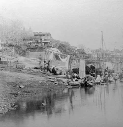 Ghat de baño, Benarés, India, finales del siglo XIX o principios del XX