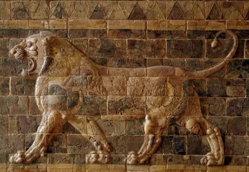 El Camino Procesional de Babilonia erigido bajo el gobierno de Nabucodonosor II (605-562 a.C.): detalle de la Puerta de Ishtar que representa un león de mosaico de ladrillos. Babilonia, Irak. París. Museo del Louvre