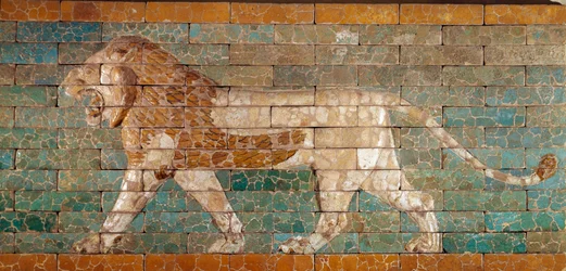 La Vía Procesional de Babilonia erigida bajo el reinado de Nabucodonosor II (605-562 a. C.): detalle de la Puerta de Ishtar que representa un león en mosaico de ladrillos. Babilonia, Irak. París. Museo del Louvre