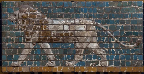 La Vía Procesional de Babilonia erigida bajo el gobierno de Nabucodonosor II (605-562 a.C.): detalle de la Puerta de Ishtar que representa un león de mosaico de ladrillos. Babilonia - Museo Arqueológico de Estambul