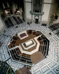 Vista del coro octogonal de mármol realizado por Baccio Bandinelli (1488-1560) (Bartolommeo Brandini), dentro de la Catedral de Florencia (Duomo Santa Maria del Fiore). 1555, Florencia, Italia