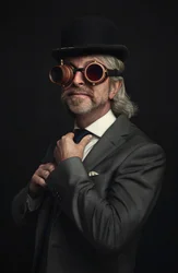 Caballero con gafas de estilo steampunk