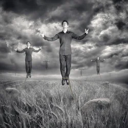 Hombres levitando bajo un cielo tormentoso