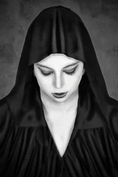 La misteriosa mujer encapuchada
