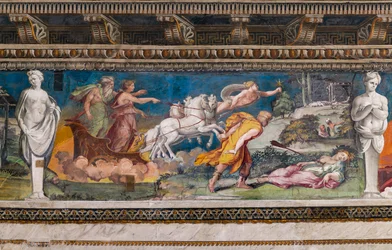 Procris empalada por la jabalina que nunca falla, Céfalo corriendo hacia ella y Aurora y Titone en un carro tirado por cuatro caballos