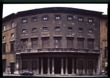 Vista del palacio renacentista Massimo alle Colonne