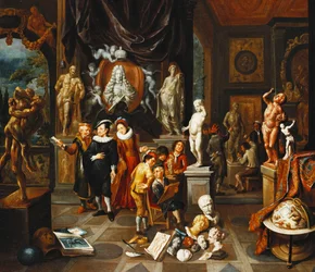 Una pareja elegante visitando una galería de esculturas, con un artista dibujando y un escultor trabajando