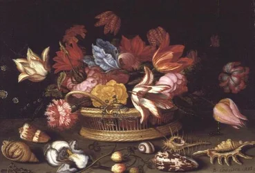 Una cesta de flores con conchas en un borde