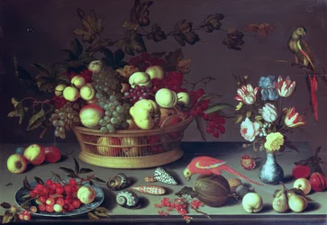 Una cesta de uvas y otras frutas