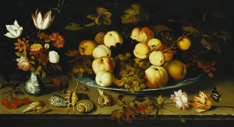 Frutas en un plato, flores en un jarrón de porcelana Wanli Kraak, ramitas de cerezas y grosellas rojas, conchas marinas, una rosa, un tulipán, un clavel, un lagarto, un caracol y un almirante rojo en un borde de piedra, libélulas arriba, 1626