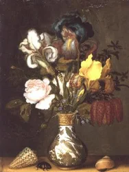 Iris, rosas y otras flores en un jarrón de porcelana con conchas